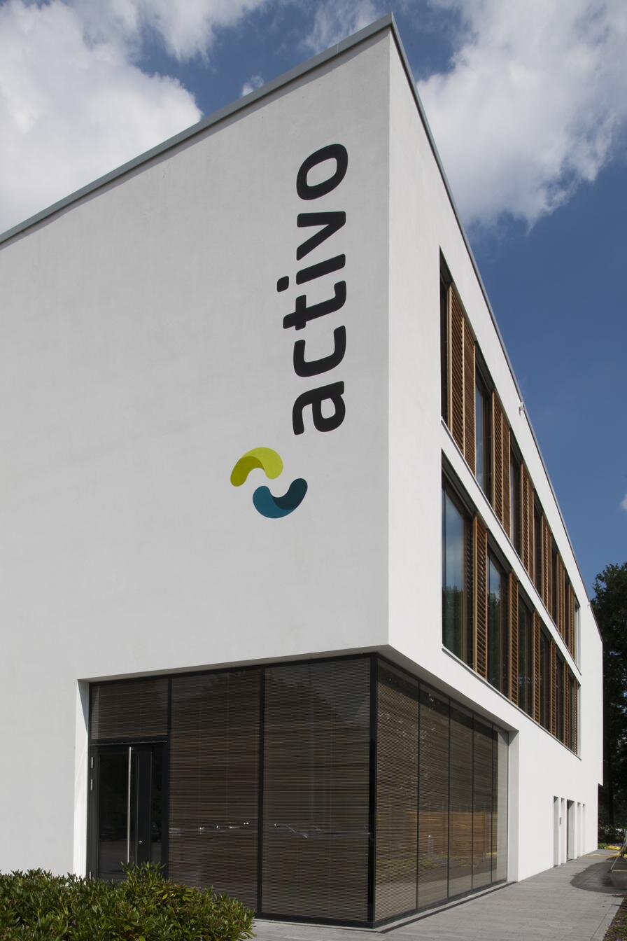OKAWOOD wood-slat insert glazing on the facade of the Bremen Rolandklinik healthcare facility