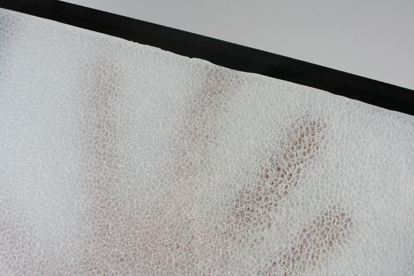 KAPILUX partial vision detail — ghostly silhouettes visible through diffuse capillary glazing