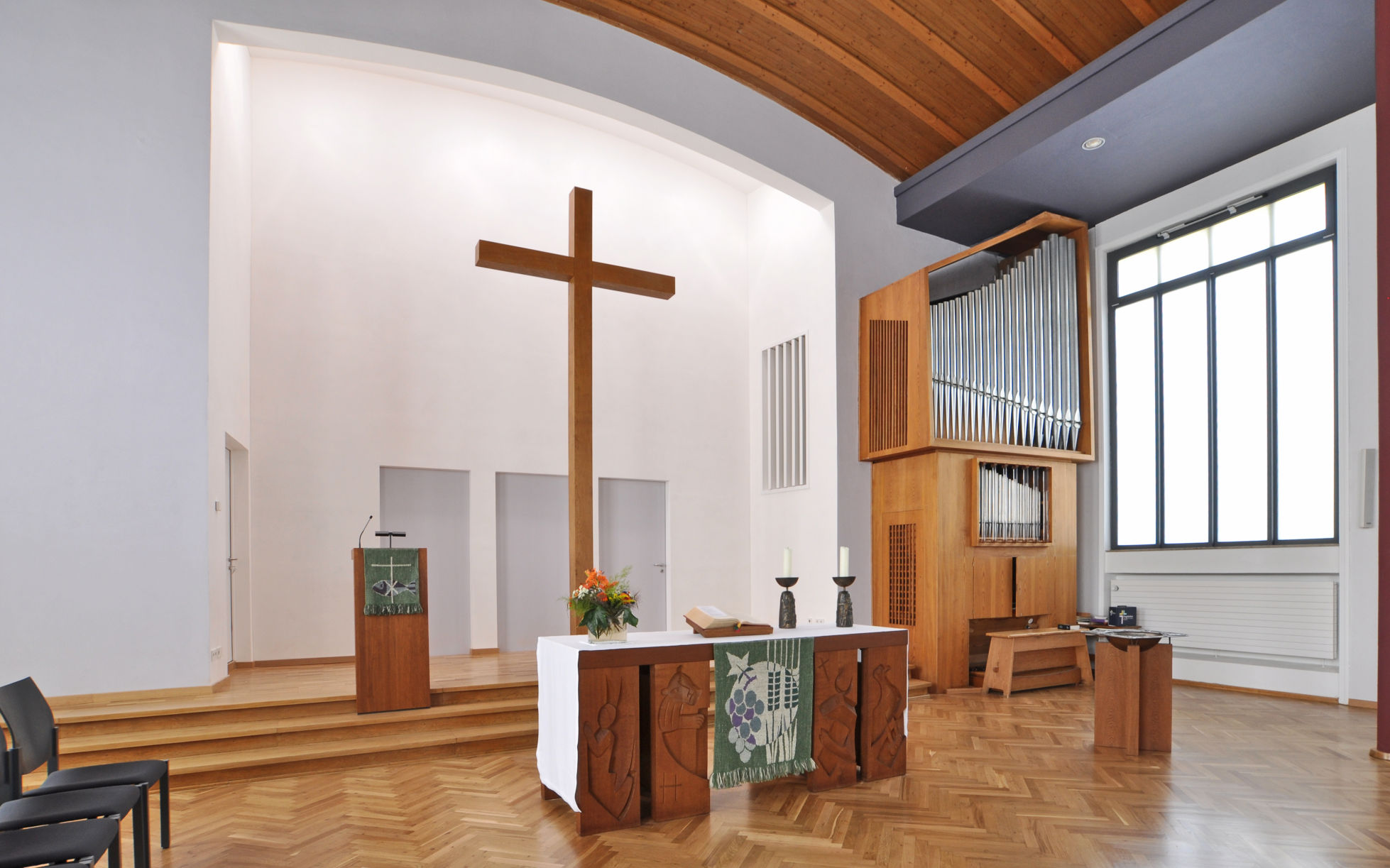 Stuttgart-Möhringen Church altar — KAPILUX glowing window with diffuse sacred light