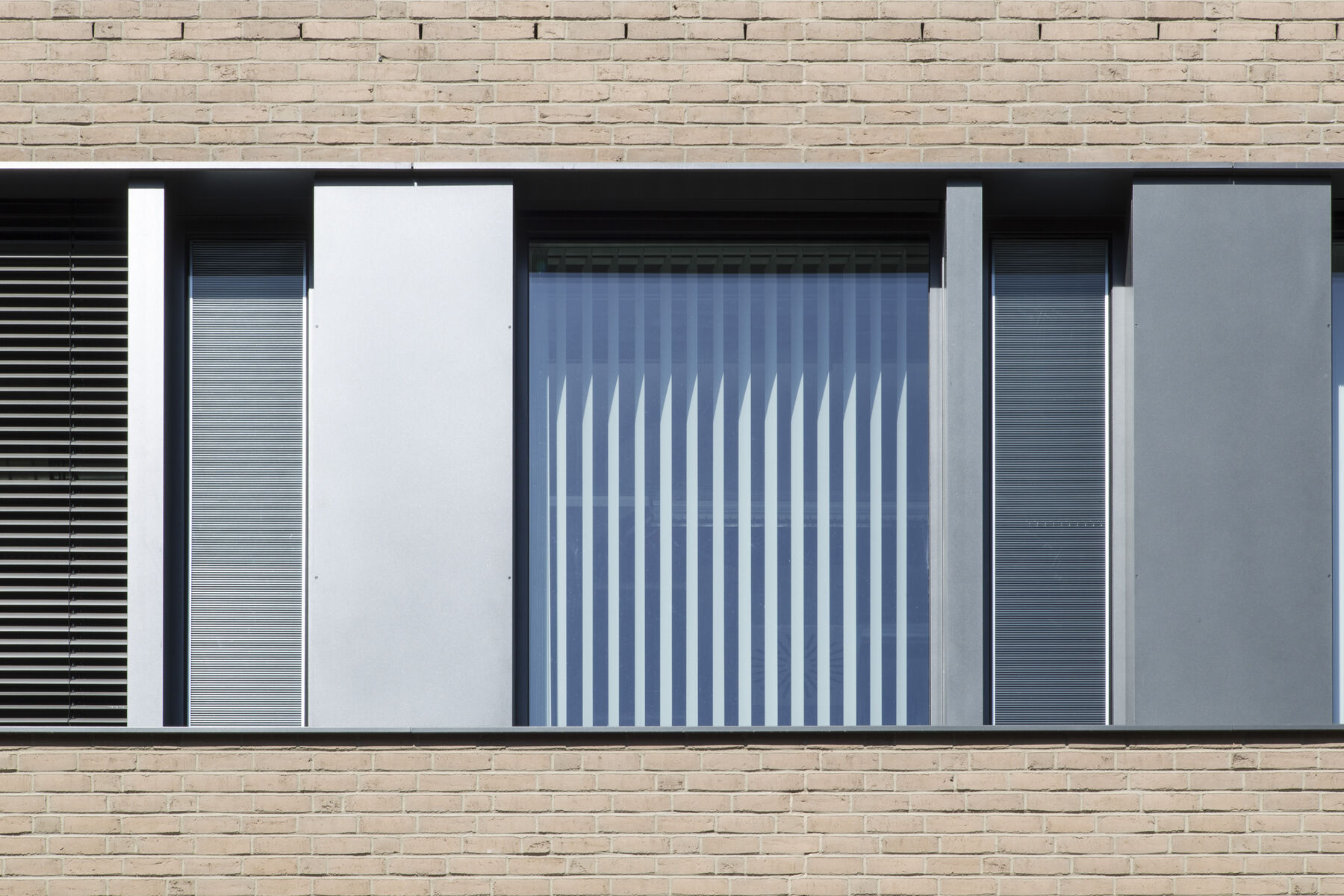 OKASOLAR P vertical louvre detail, Magdeburg University laboratory, DE