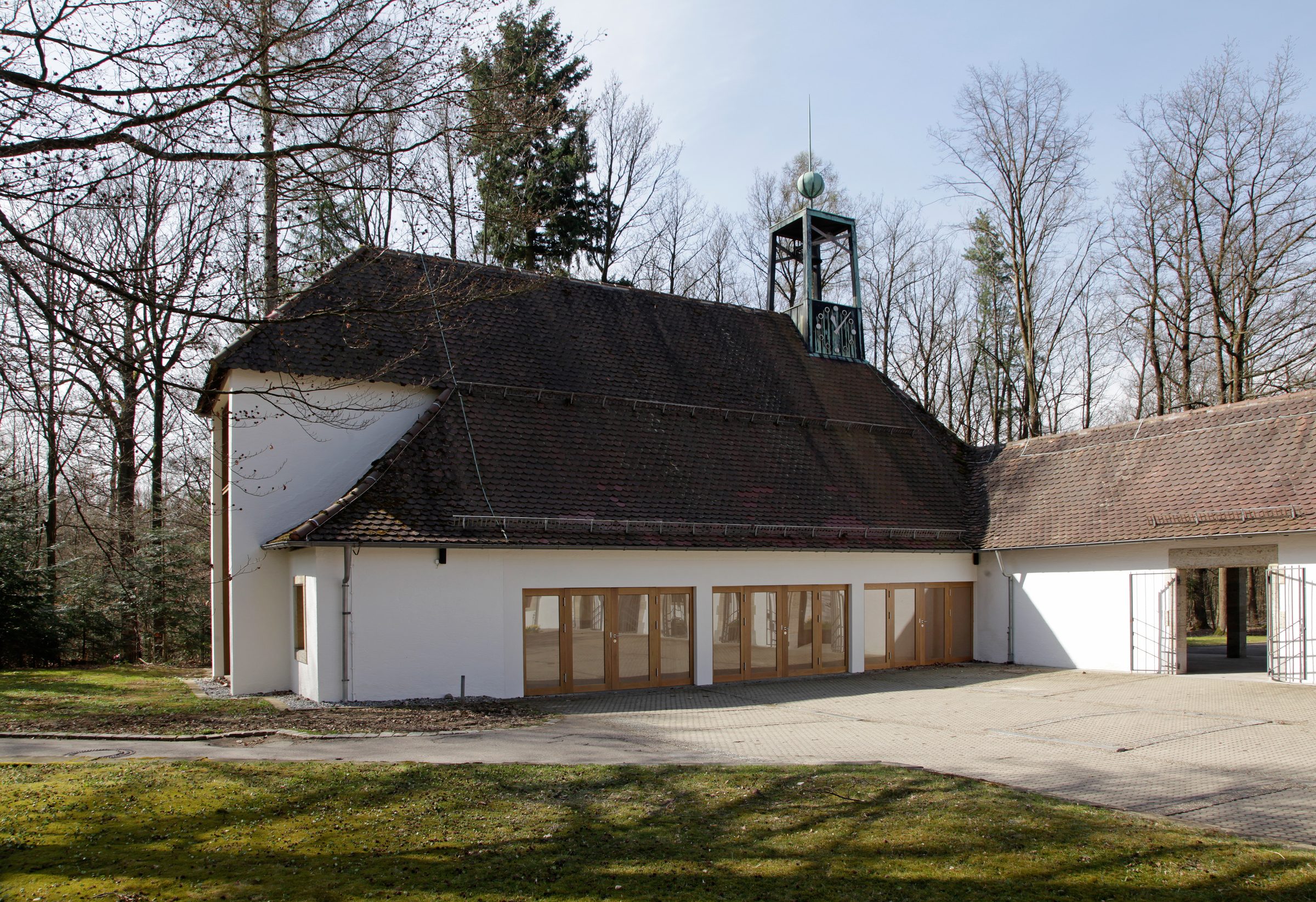 Aussegnungshalle Waldfriedhof exterior, Aalen, OKATECH Mandarin in lower fenestration and entry doors, forested cemetery site