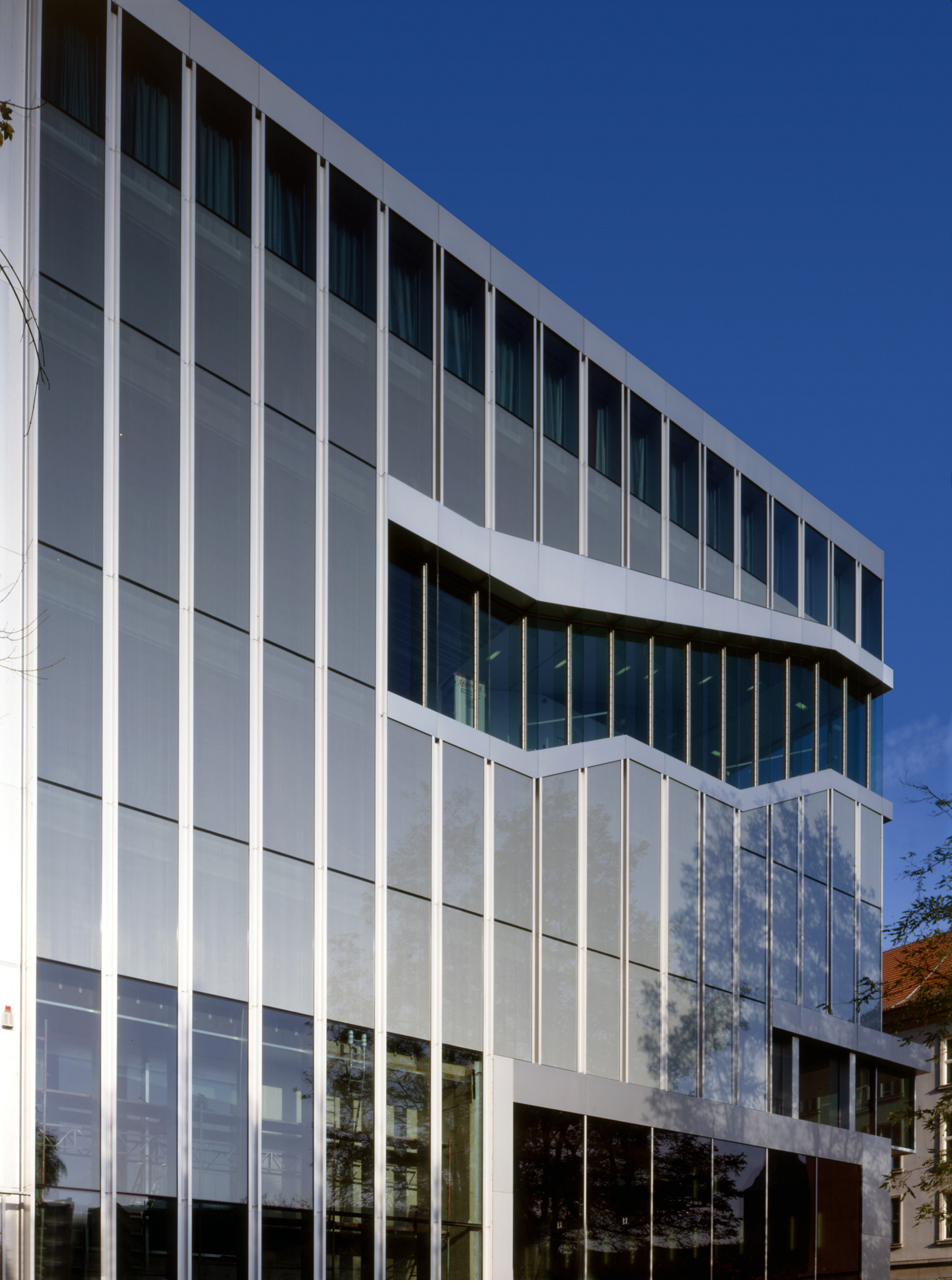 Niederländische Botschaft Berlin facade, OKATECH Mandarin woven brass mesh on primary curtainwall elevation, OMA
