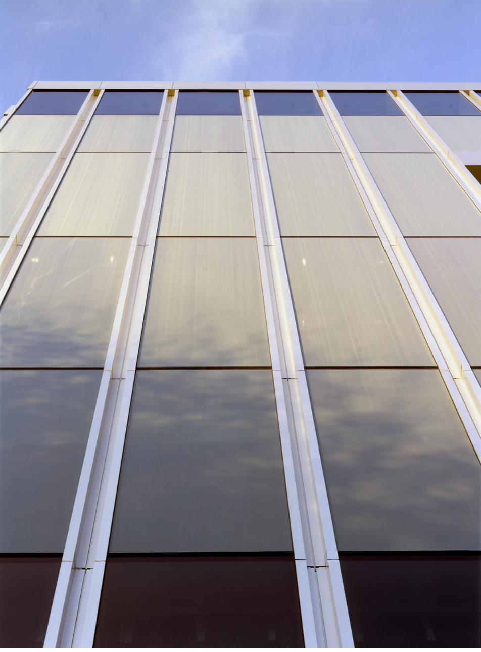Niederländische Botschaft Berlin primary facade, OKATECH Mandarin woven brass mesh curtainwall, OMA